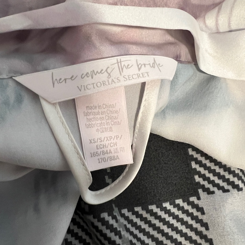 Victoria's Secret XS Floral Flounce Robe Lilac Top - Picture 3 of 3